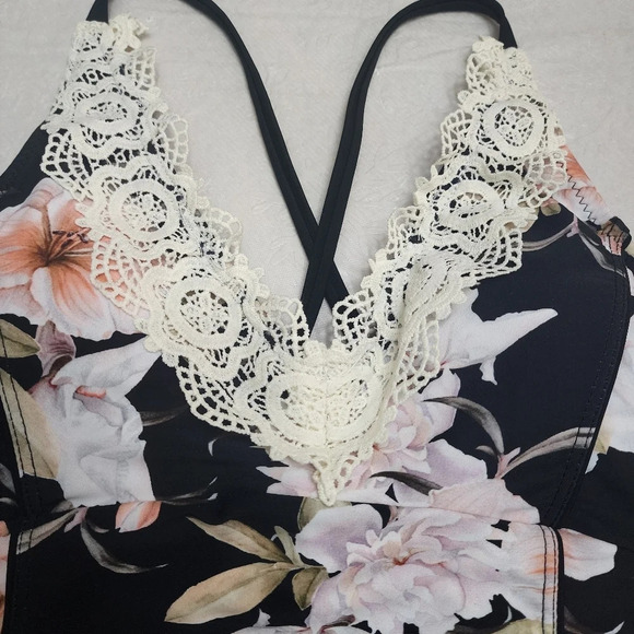 Cupshe size LX onepice lace v nick adjustable straps cross back beach vacation - Picture 3 of 8